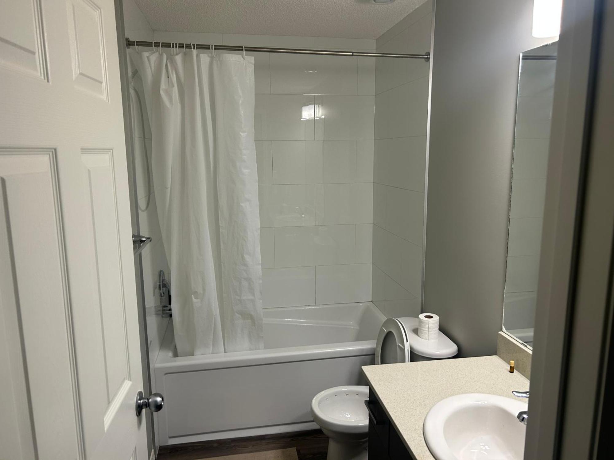 Basement Near Airport Yeg Apartment