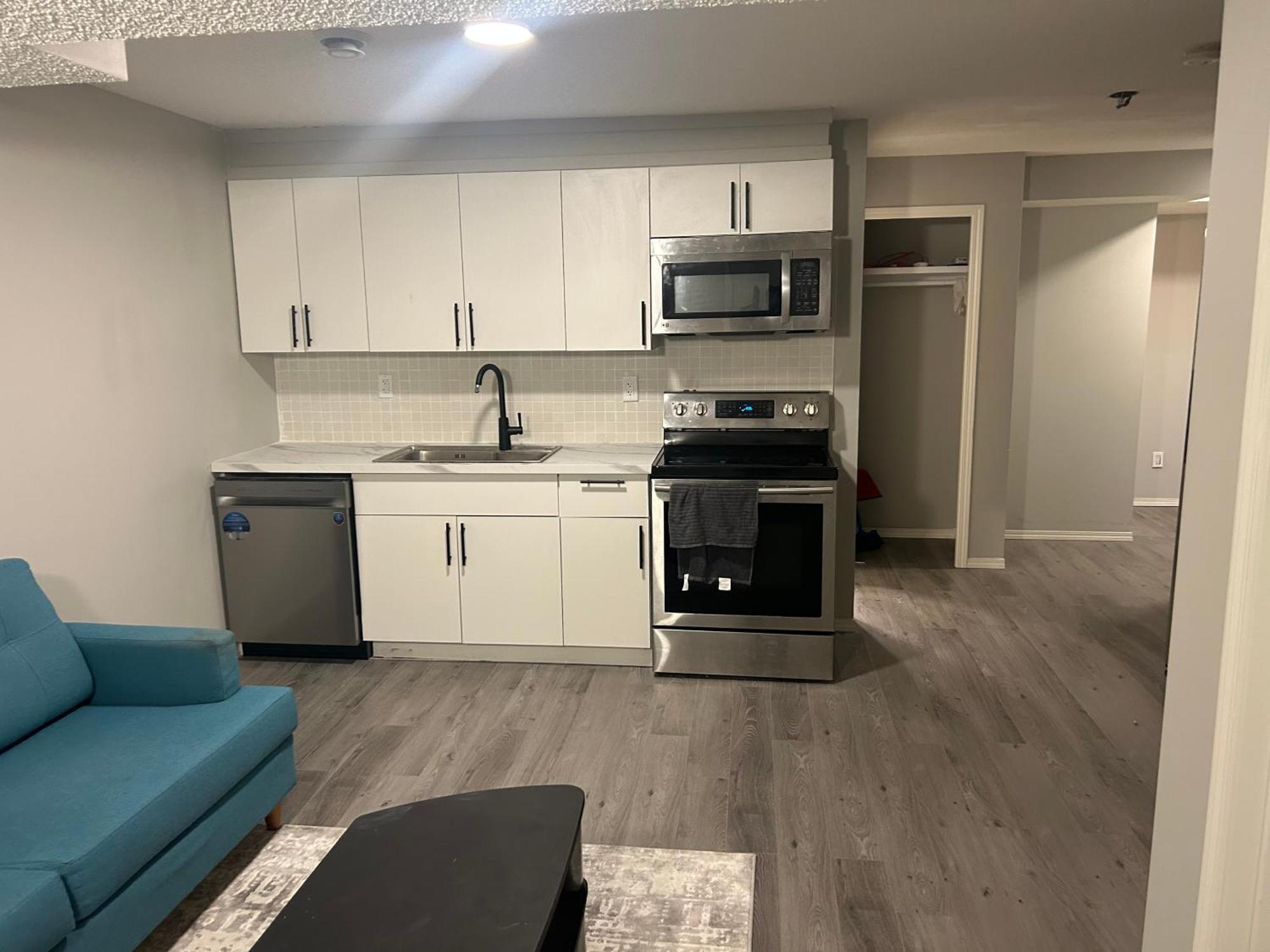 Apartment Basement Near Airport Yeg *